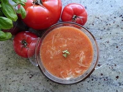 Zupa pomidorowa z młodą włoszczyzną i mięsem