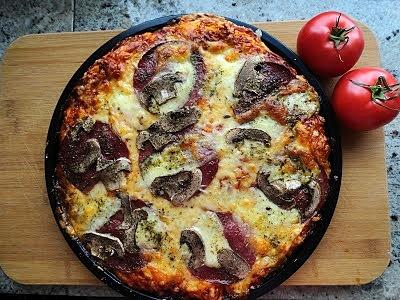 Pizza z pieczarkami i salami