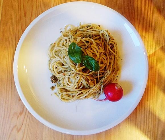Pesto z liści rzodkiewki