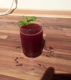 Kompot z rabarbaru z czerwonym winem goździkami i cynamonem