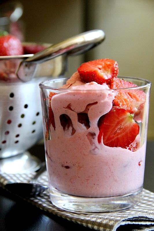 Mrożony jogurt z truskawkami