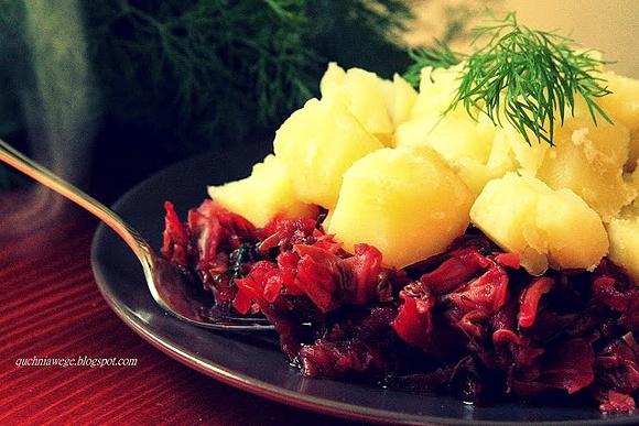 Młoda kapusta z burakami - przepis na wegański obiad