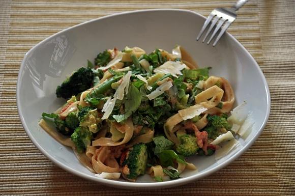 Pasta primavera ze śmietanowym sosem