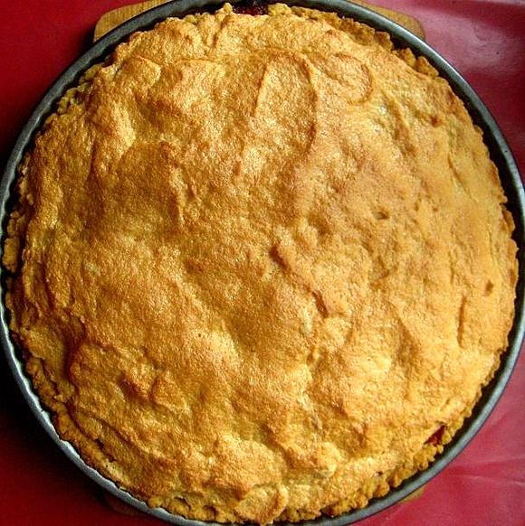 Tarta z rabarbarem, truskawkami i bezą