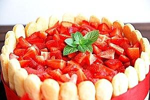 Tort czekoladowy z truskawkami