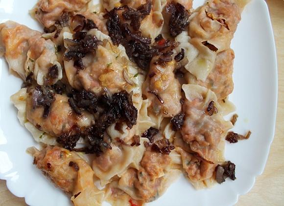 Pikantne pierogi z mięsem i soczewicą