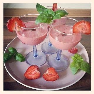 Truskawkowe smoothie z chilli, bazylią i miętą