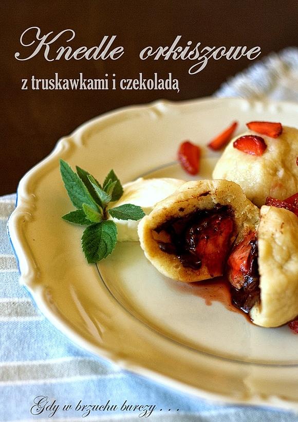 Knedle orkiszowe z truskawkami i czekoladą