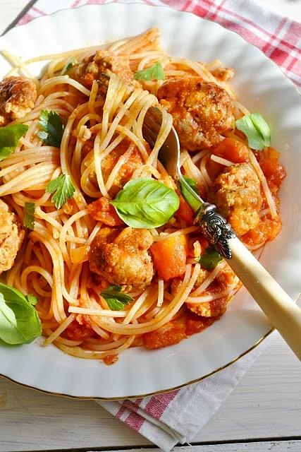 Spaghetti z klopsikami i warzywami dla dzieci