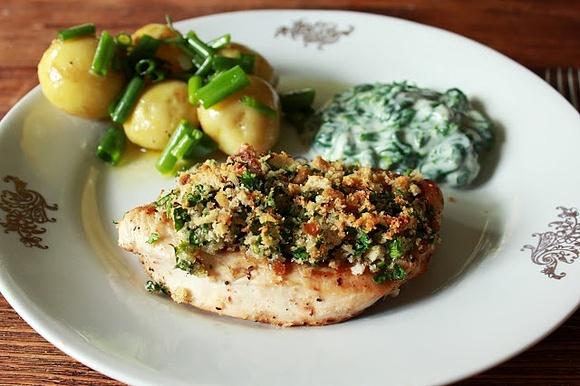 Chrupiące sznycle z indyka z ziemniakami, szpinakiem i vinaigrette