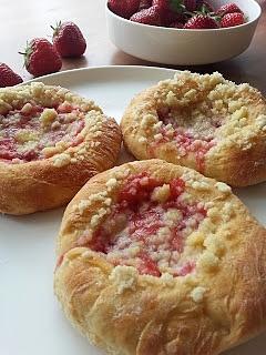 Drożdżówki z truskawkami i kruszonką