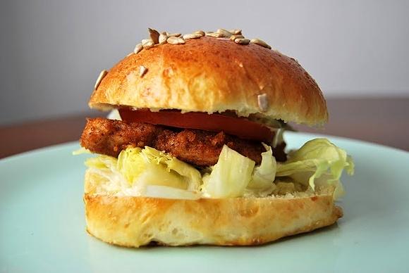 Kurczak burgery z sosami, pomidorem i sałatą