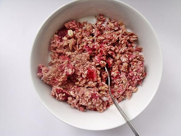 Domowa różowa granola z truskawkami i jogurtem naturalnym