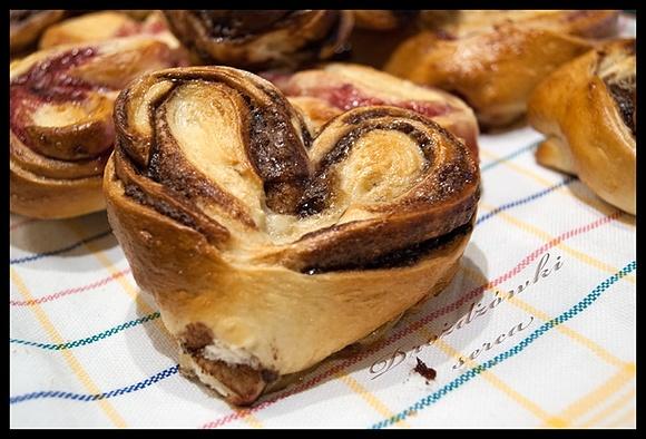 Drożdżówki serca z Nutellą i konfiturą