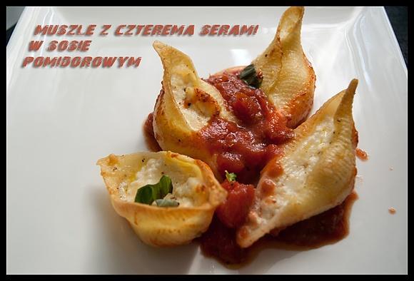 Muszle z czterema serami zapiekane w sosie pomidorowym
