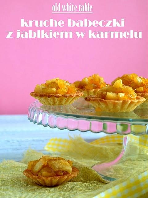Kruche babeczki z jabłkiem w karmelu