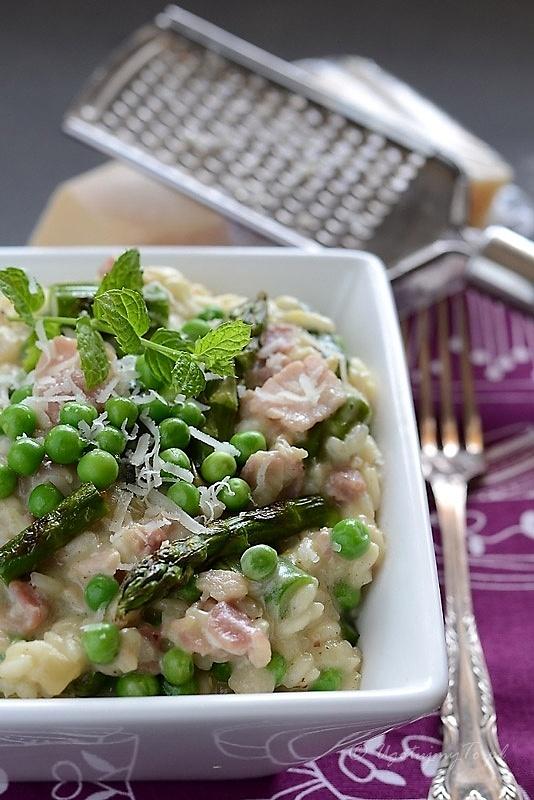 Risotto ze szparagami, boczkiem i groszkiem z nutą mięty i skórki cytrynowej