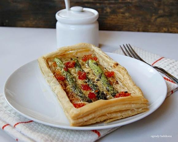 Tarteletki ze szparagami i sosem serowym