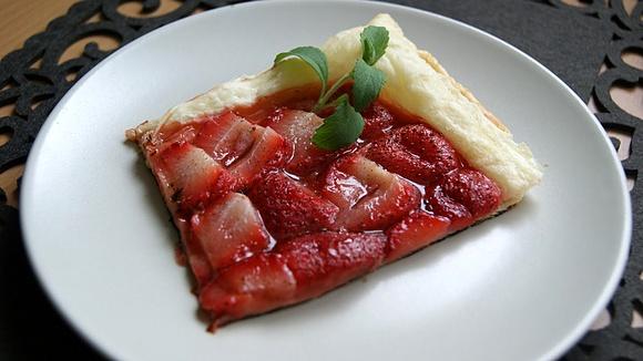 Tarta z ciasta francuskiego z truskawkami i stewią