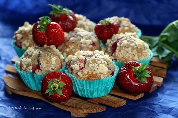 Muffinki z rabarbarem, truskawkami i waniliową kruszonką