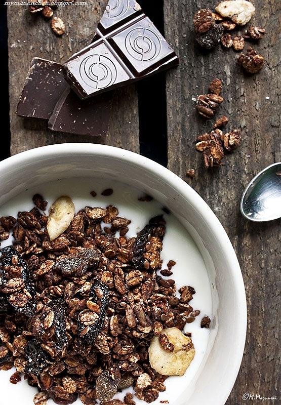 Czekoladowa granola ze śliwkami