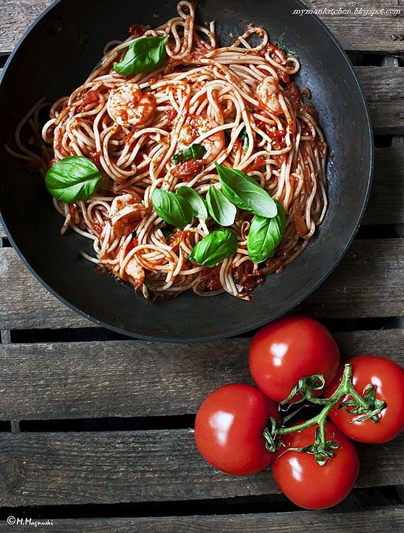 Spaghetti z krewetkami w ostrej sosie pomidorowym
