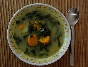 Zupa ze świeżego szpinaku z serem ricotta