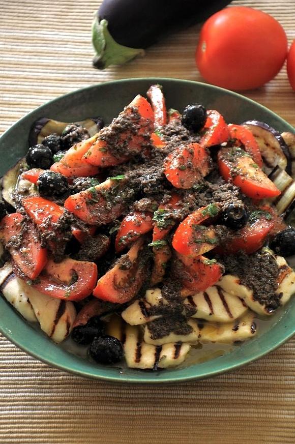 Sałatka z grillowanym bakłażanem i halloumi