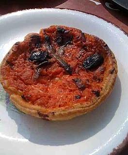Mini quiche z anchois, oliwkami i pomidorami