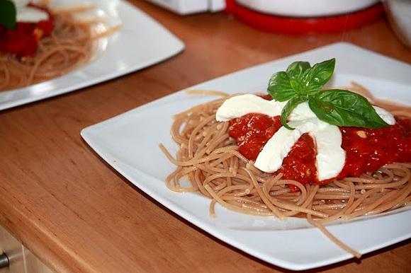 Spaghetti z sosem pomidorowym i mozzarellą