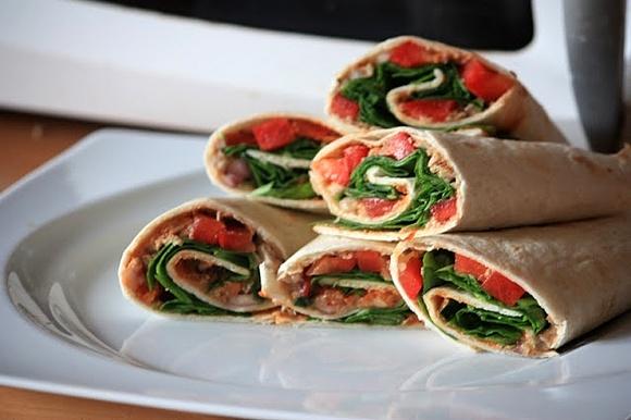 Tortilla z tuńczykiem, papryką i szpinakiem