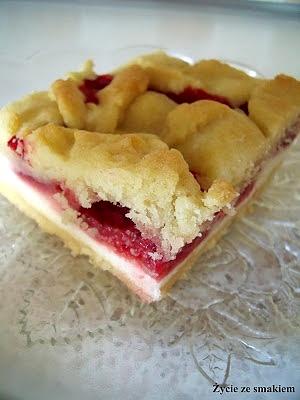 Ciasto z truskawkami i budyniową pianką