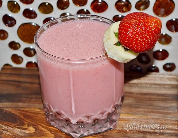 Truskawkowe smoothie bananowe na śniadanie i lato