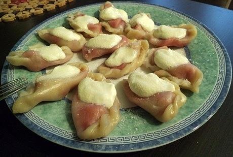 Pierogi z truskawkami i śmietaną