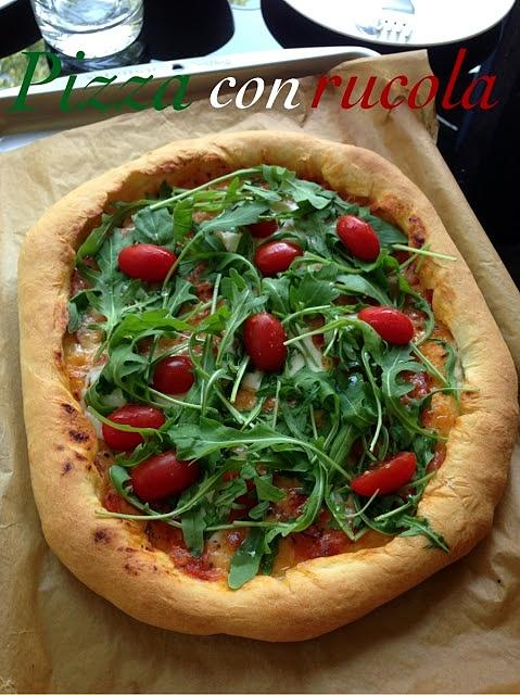 Pizza na cienkim cieście z rukolą, pomidorkami i mozzarellą