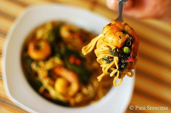 Makaron chow mein z krewetkami i szpinakiem