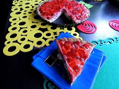 Tarta z konfiturą z białej czekolady i galaretką z truskawkami