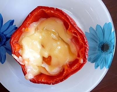 Zapiekana papryka faszerowana jajkiem, szynką i serem