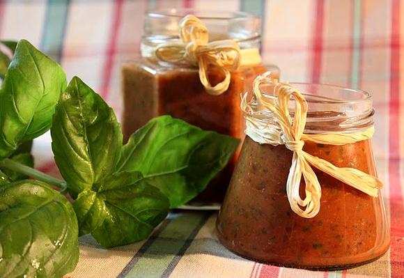Domowy ketchup z bazylią i suszonymi śliwkami