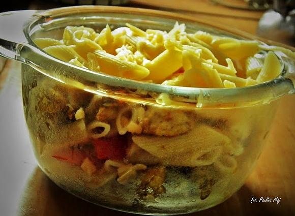 Zapiekanka makaronowa z kurczakiem carry w sosie czosnkowym
