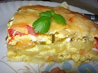 Zapiekanka ziemniaczana z jajem pomidorami i cebulką