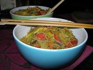 Makaron maniokowy z warzywami i tofu