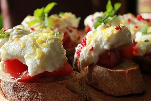 Bruschetta z marynowaną mozzarellą