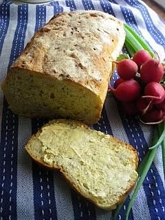 Chleb pszenno-ziemniaczany z czosnkiem niedźwiedzim