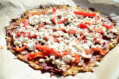 Pizza z kalafiora z serkiem wiejskim