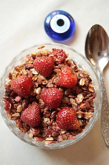 Granola truskawkowo-czekoladowa