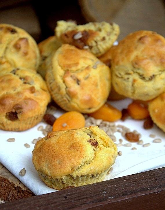 Muffinki śniadaniowe z morelami, rodzynkami i słonecznikiem