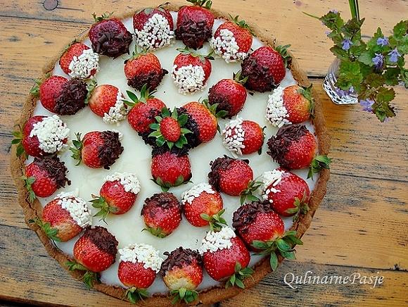 Pyszna domowa tarta z truskawkami na letnie wypieki