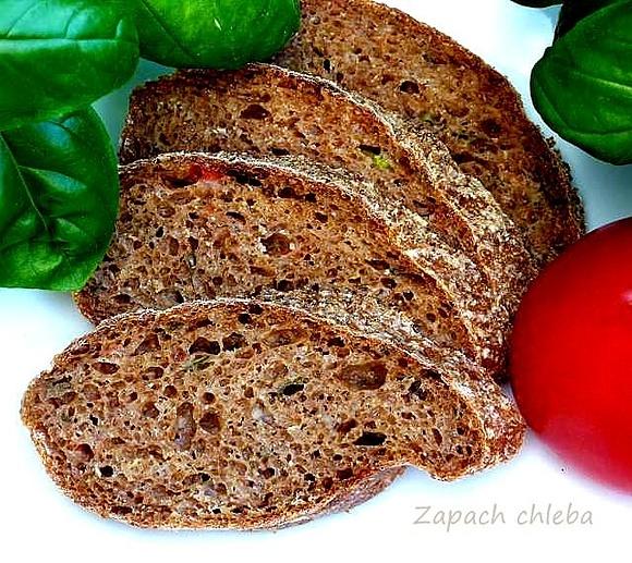 Bagietki ze świeżą bazylią i dojrzałymi pomidorami