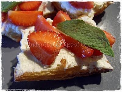 Mini tarta z truskawkami na cieście francuskim
